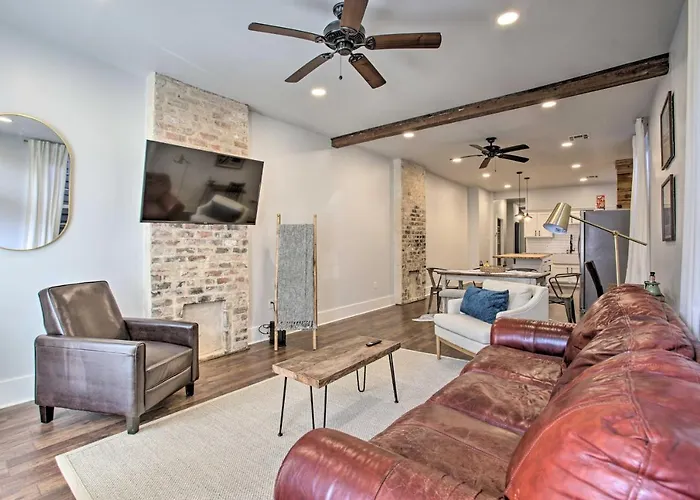 Chic Escape With Furnished Deck Walk To Cafes!