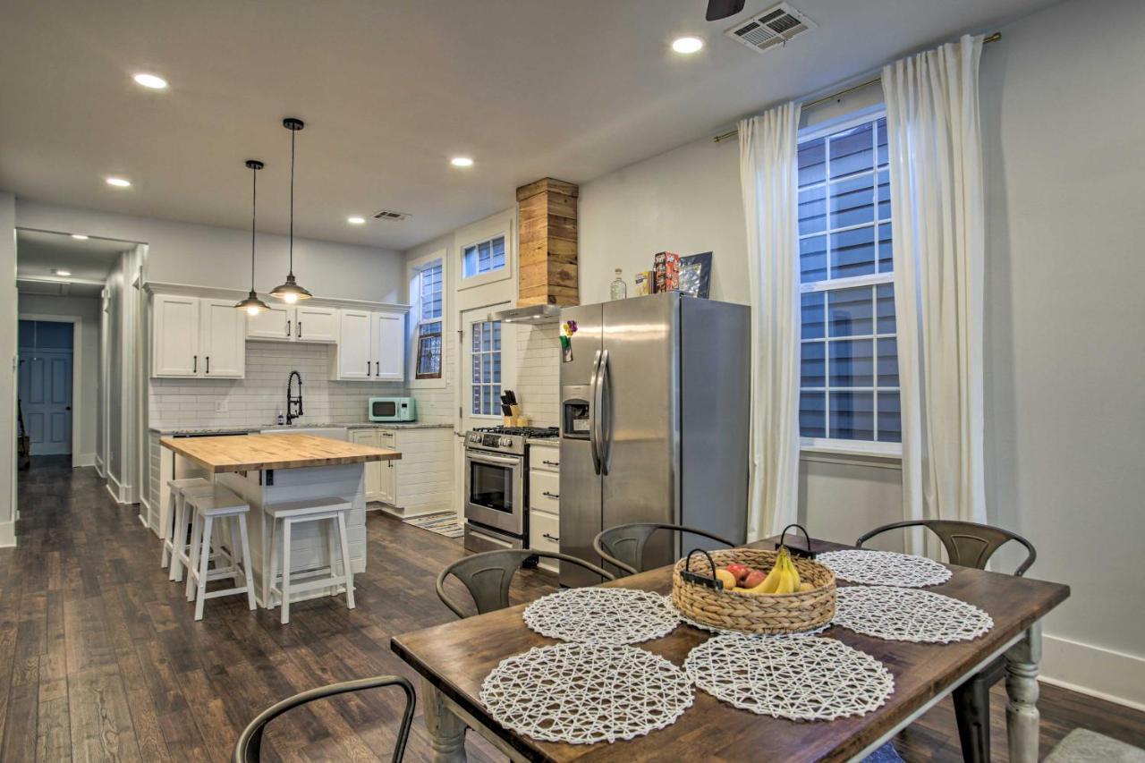 Holiday home Chic Escape With Furnished Deck Walk To Cafes!