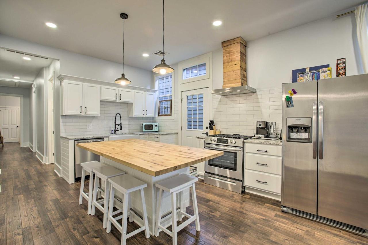 Holiday home Chic Escape With Furnished Deck Walk To Cafes!