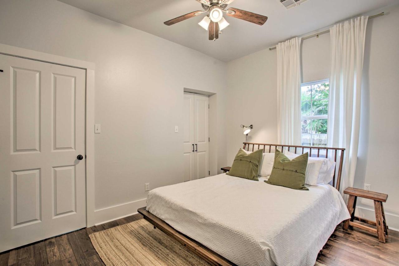 Holiday home Chic Escape With Furnished Deck Walk To Cafes! *